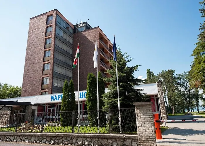 מלון Hotel Napfeny 2*